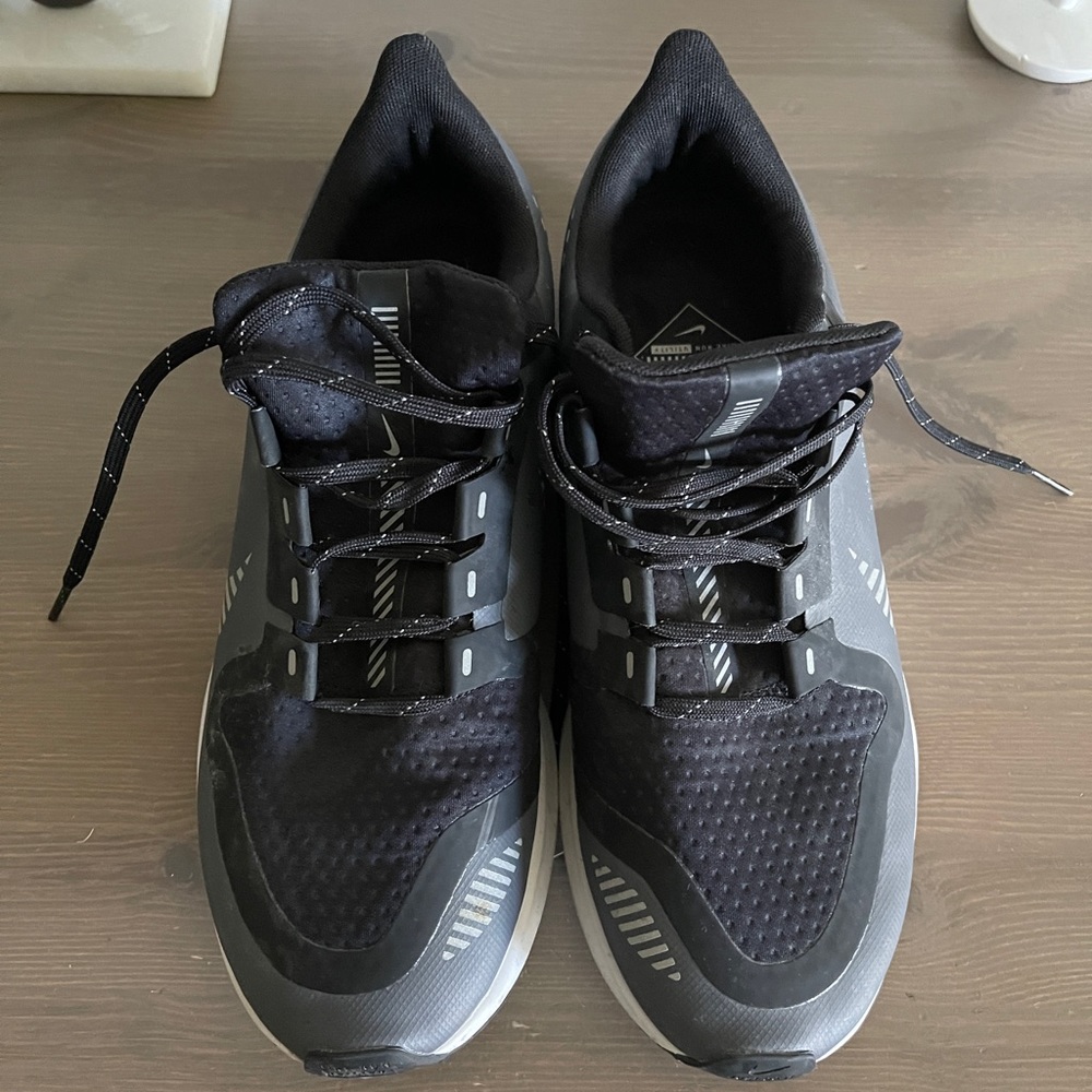 Barely worn Nike size 8 zoom air